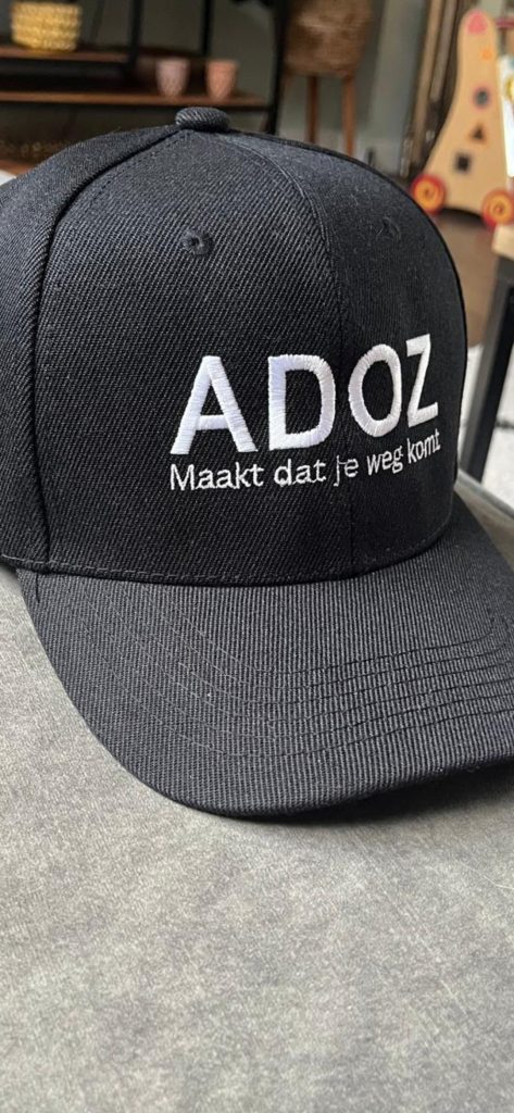 Mooi  ??

Hij is te bestellen voor € 8,- bij Wim en bij Bert.
Ook in het wit en in het blauw.